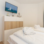 Schlafzimme rmit Doppelbett (hoher Einstieg), TV, Schränke