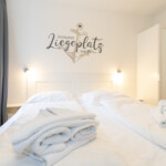 Gemütliches Bett mit hochwertigen Matratzen (Liegefläche 180cm x 200cm)