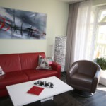 Couch im Wohnbereich, kann auch als Schlafmöglichkeit ausgezogen werden Haus am Weststrand moderne und exklusive Einrichtung