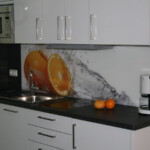 Küche mit 2-fach Ceranfeld, Mikrowelle, Kühlschrank mit Gefrierfach und Geschirrspüler Haus am Weststrand moderne und exklusive Einrichtung